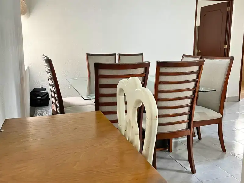 Comedor después de la limpieza, con mesa de cristal y sillas limpias y ordenadas, en Guadalupe Tepeyac