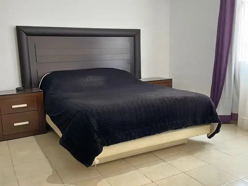 Recámara después de la limpieza, con la cama tendida y el piso despejado, en Guadalupe Tepeyac