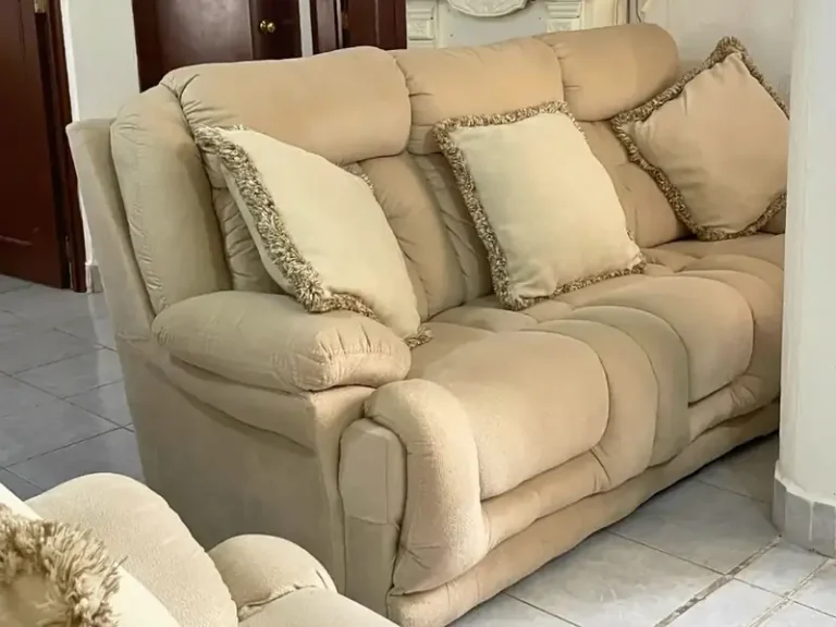 Sala después de la limpieza, con sillón beige limpio y cojines acomodados, en Guadalupe Tepeyac